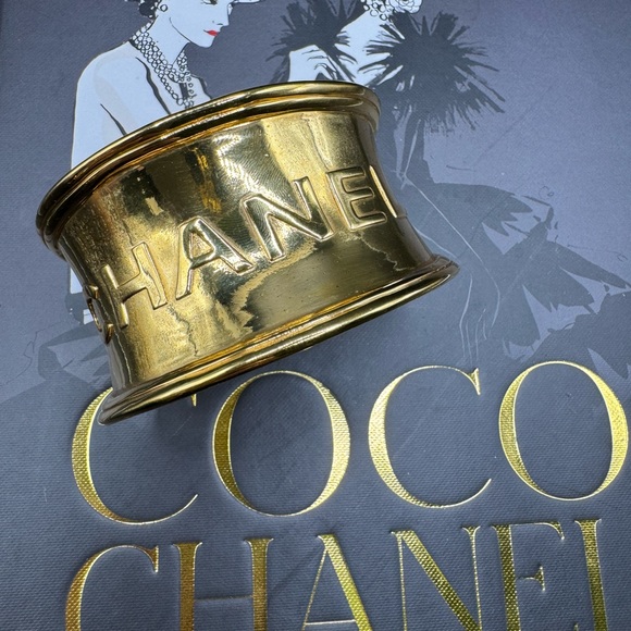LOT 1804 24K gold plated CHANEL VINTAGE CUFF BRACELET - Picture 1 of 16